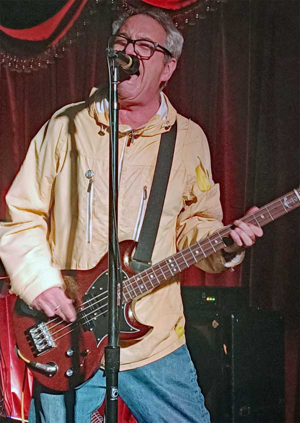 mike watt w/filpper at 'alex's bar' in long beach, ca on august 5, 2022 - photo by scott crawford mike watt w/filpper at 'alex's bar' in long beach, ca on august 5, 2022 - photo by scott crawford