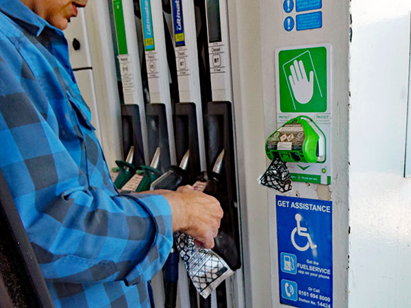 mike baggetta fueling the rented boat